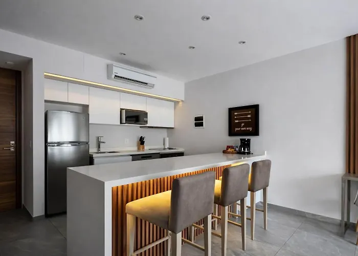 Luxury Condo, 1br 1ba, 200mb, Gym Sauna Cinema * Playa del Carmen